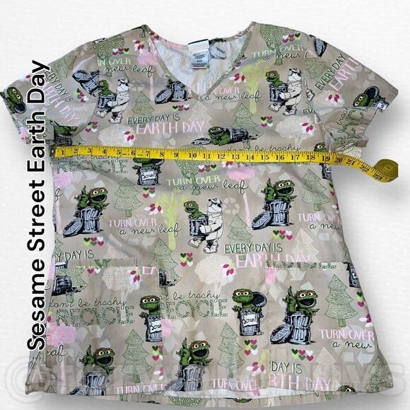 Oscar the Grouch Sesame Street Earth Day Scrub Top Size Small - Picture 7 of 11